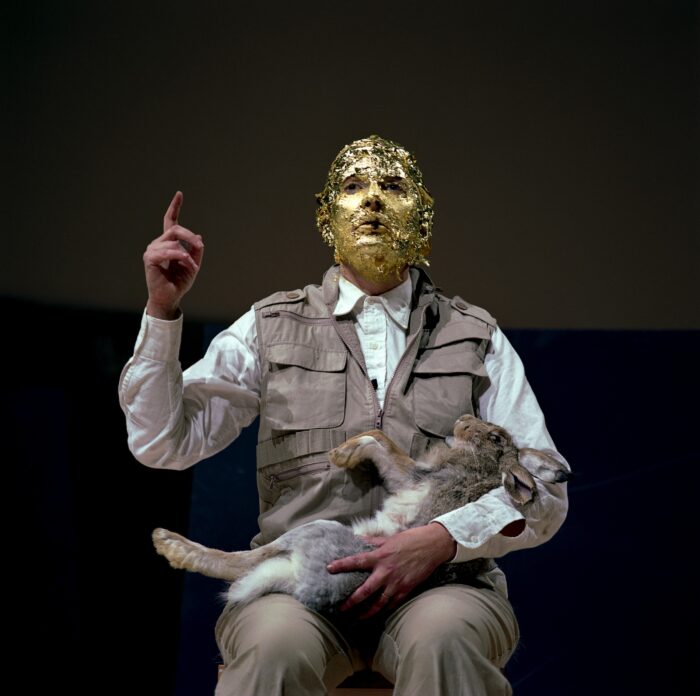 7 Easy Pieces, Performing Joseph Beuys, How to Explain Pictures to a Dead Hare (1965),
Solomon R. Guggenheim Museum, New York, 2005
Foto: Attilio Maranzano © Courtesy of the Marina Abramović Archives
